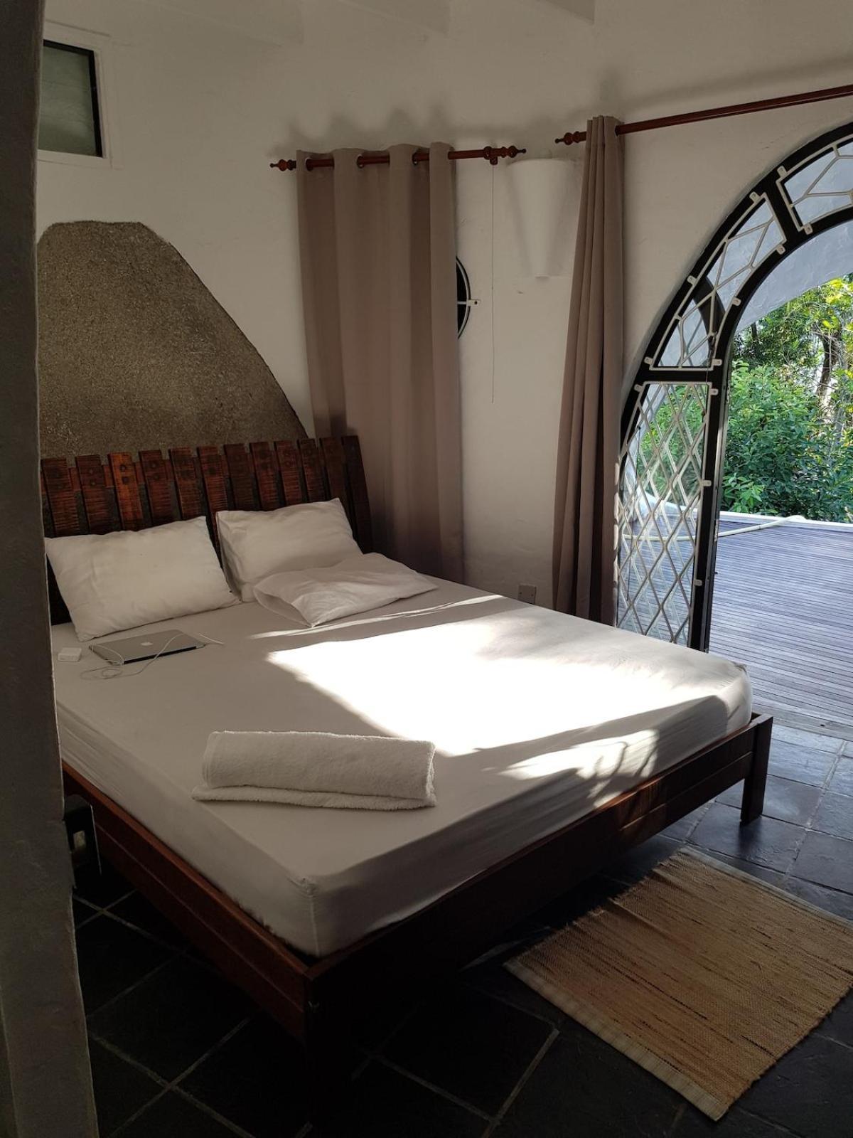 Brown Sugar Lodge Beau Vallon  Exterior photo